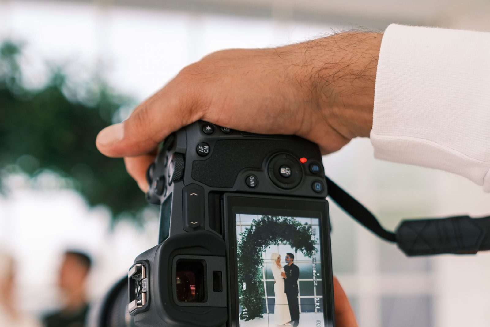 Cât costă un fotograf de nuntă? Pachete, prețuri pe orașe și ce primești